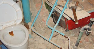 Профессиональный демонтаж перегородки ванной и туалета в Нерюнгри - от 572 рублей